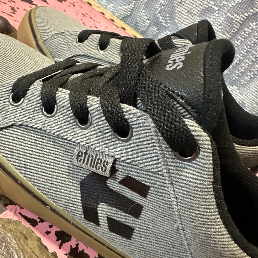 ETNIES grey and black youth boys sneakers sz 3 - Picture 4 of 7